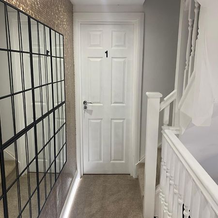 Air Conditioned Modern Double Bed Room With Private Attached Bathroom - Free Parking - Near London Heathrow Airport & Southall Broadway エクステリア 写真
