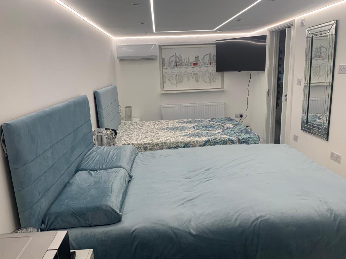 Air Conditioned Modern Double Bed Room With Private Attached Bathroom - Free Parking - Near London Heathrow Airport & Southall Broadway エクステリア 写真