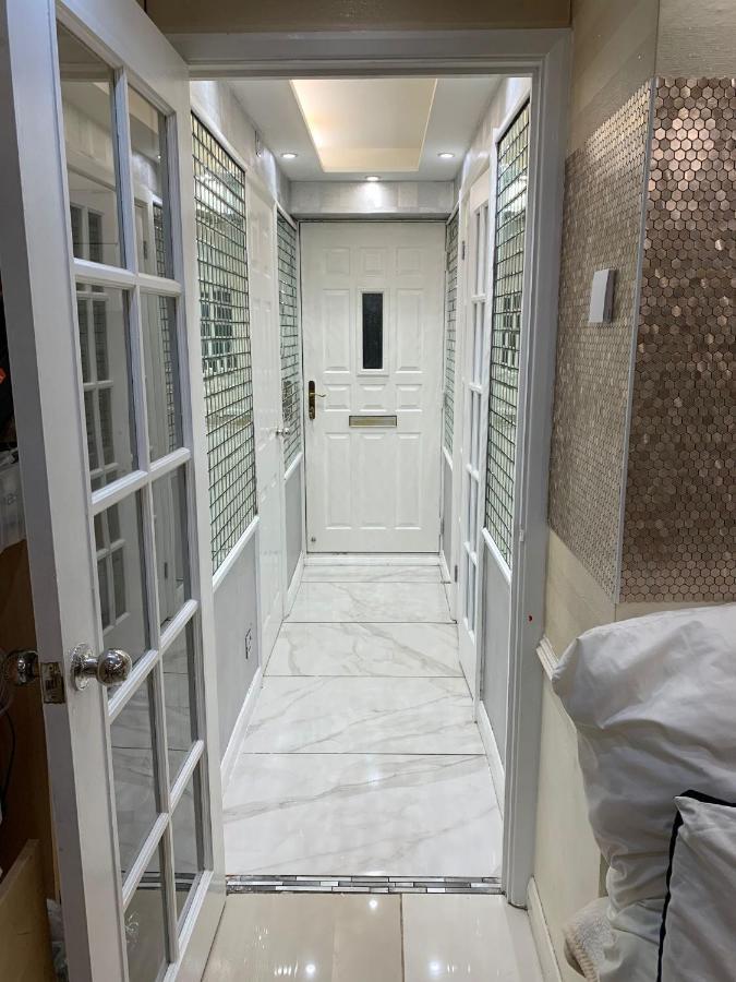 Air Conditioned Modern Double Bed Room With Private Attached Bathroom - Free Parking - Near London Heathrow Airport & Southall Broadway エクステリア 写真