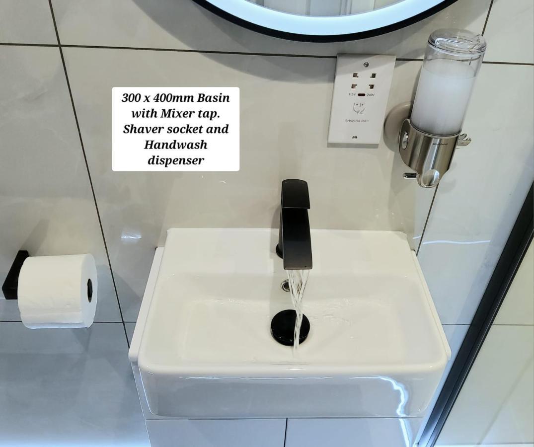 Air Conditioned Modern Double Bed Room With Private Attached Bathroom - Free Parking - Near London Heathrow Airport & Southall Broadway エクステリア 写真