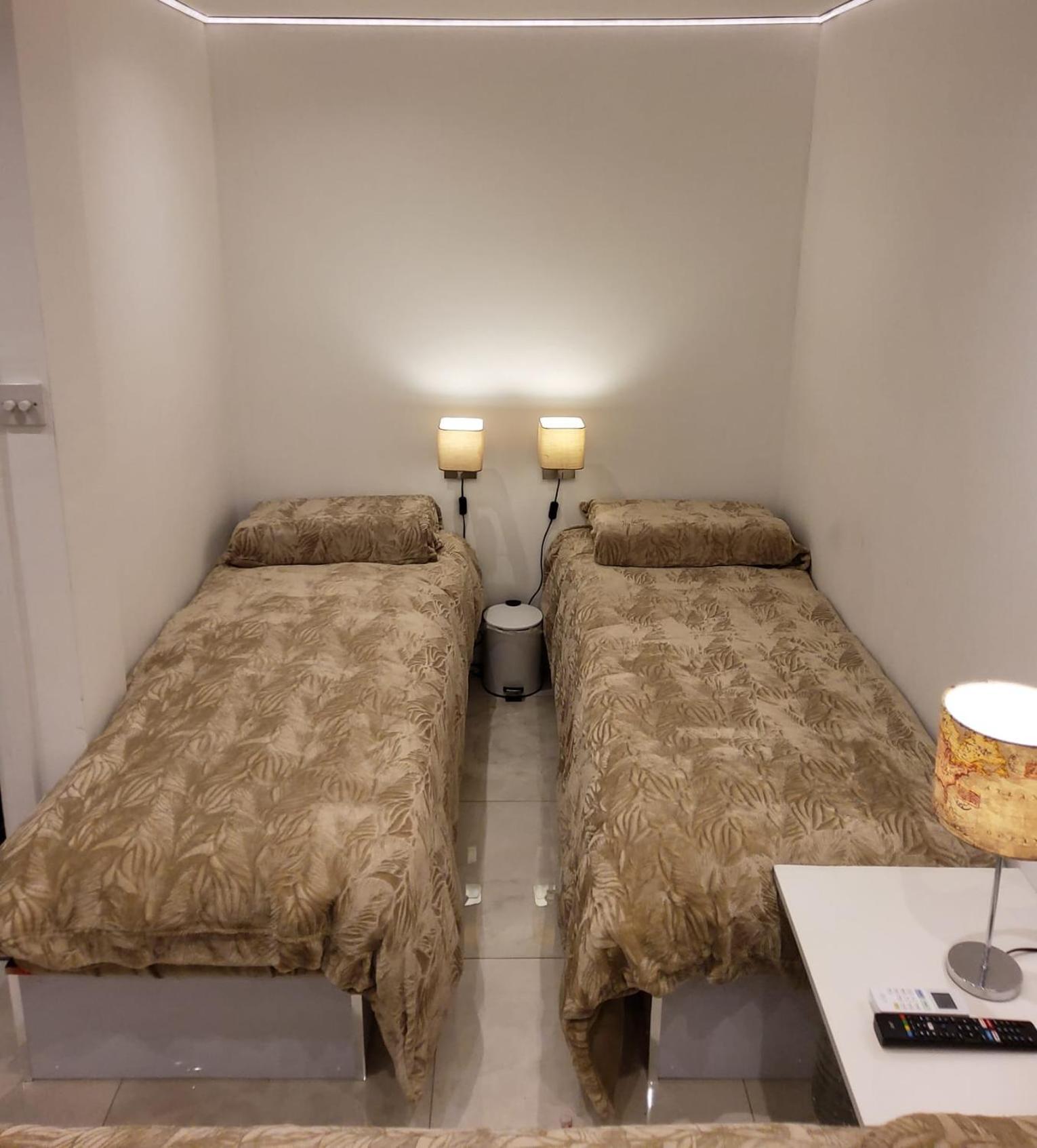 Air Conditioned Modern Double Bed Room With Private Attached Bathroom - Free Parking - Near London Heathrow Airport & Southall Broadway エクステリア 写真