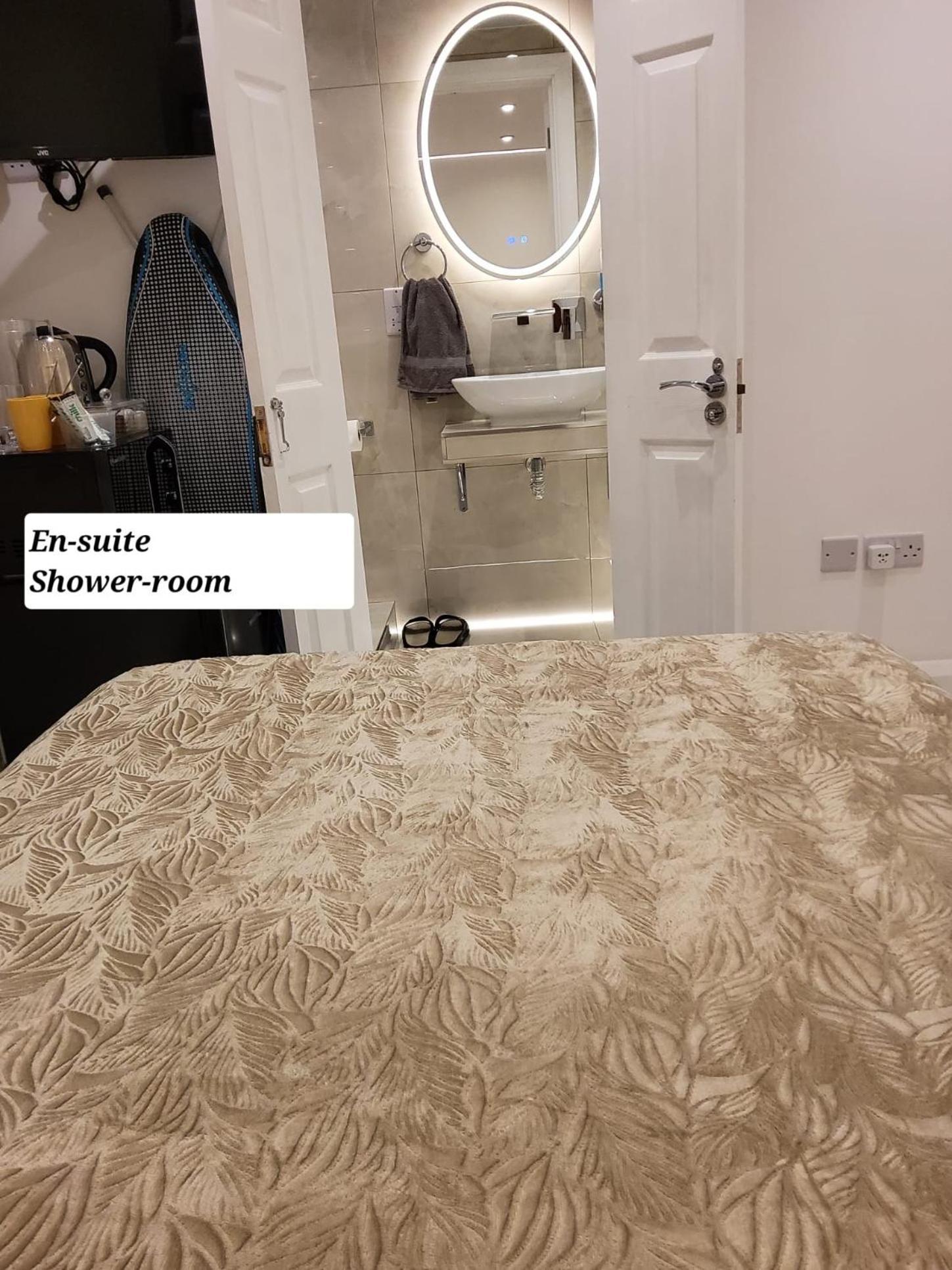 Air Conditioned Modern Double Bed Room With Private Attached Bathroom - Free Parking - Near London Heathrow Airport & Southall Broadway エクステリア 写真