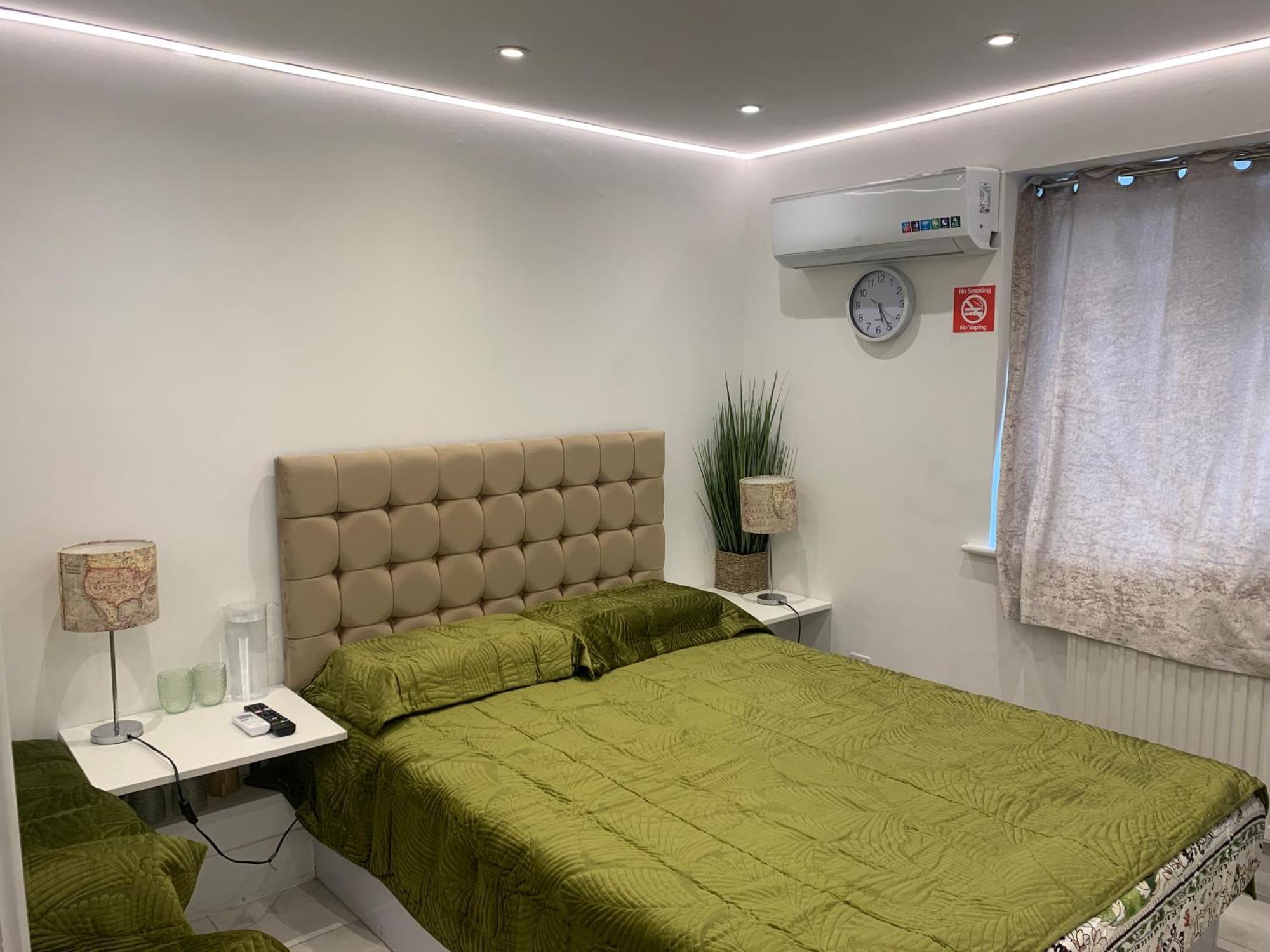 Air Conditioned Modern Double Bed Room With Private Attached Bathroom - Free Parking - Near London Heathrow Airport & Southall Broadway エクステリア 写真