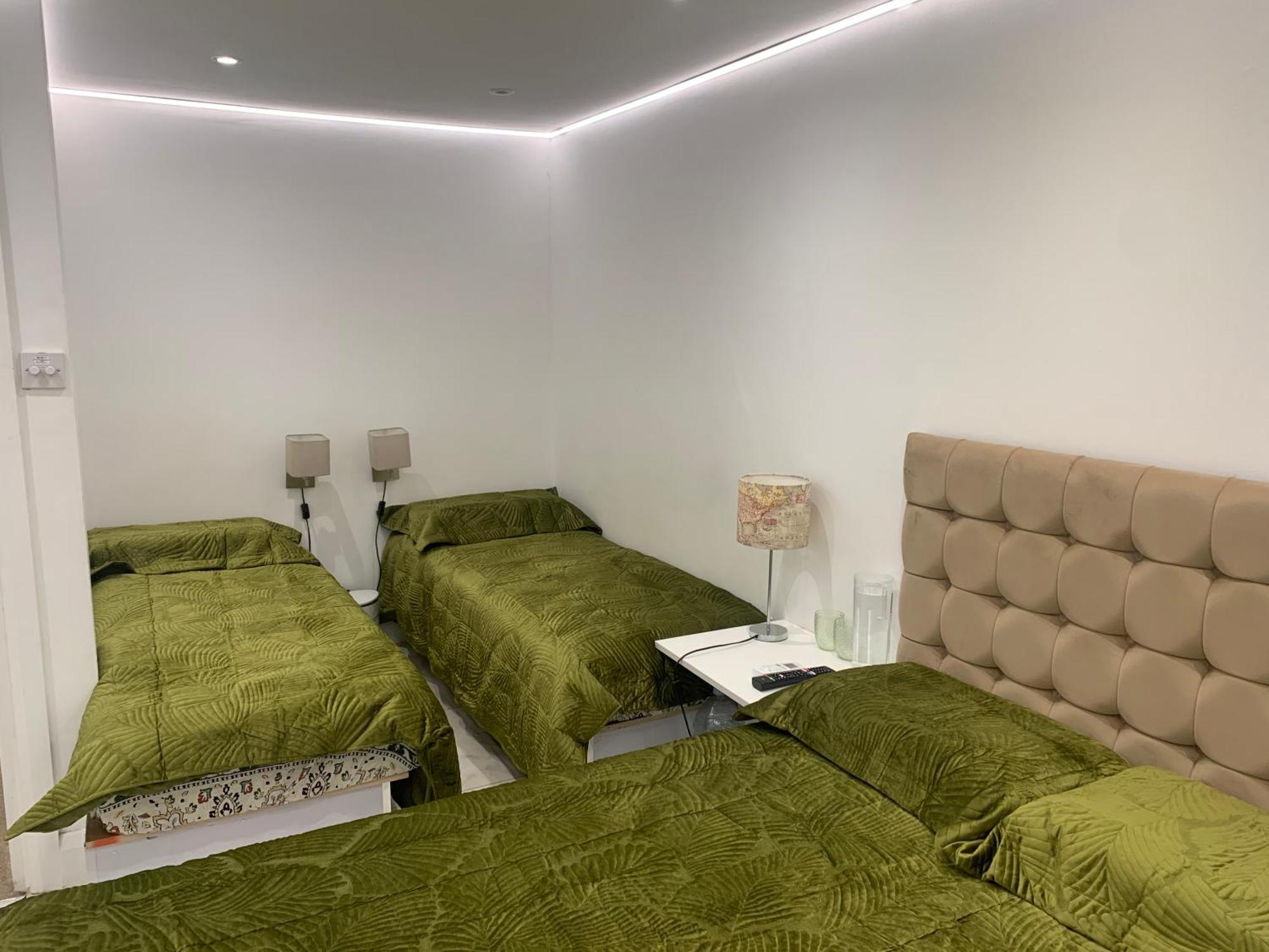 Air Conditioned Modern Double Bed Room With Private Attached Bathroom - Free Parking - Near London Heathrow Airport & Southall Broadway エクステリア 写真
